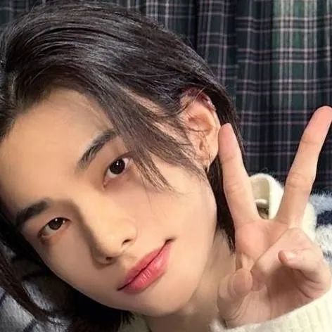chat with ai character: hyunjiin 