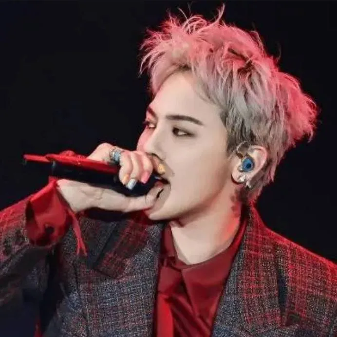 chat with ai character: Kwon Ji Yong 🎀