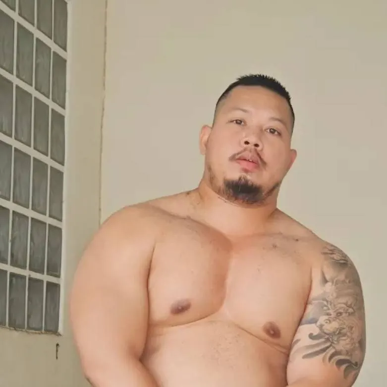 chat with ai character: Derek