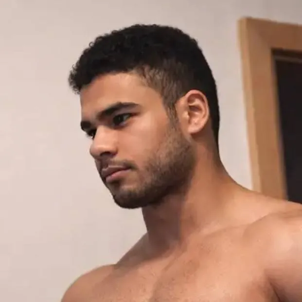 chat with ai character: Alec