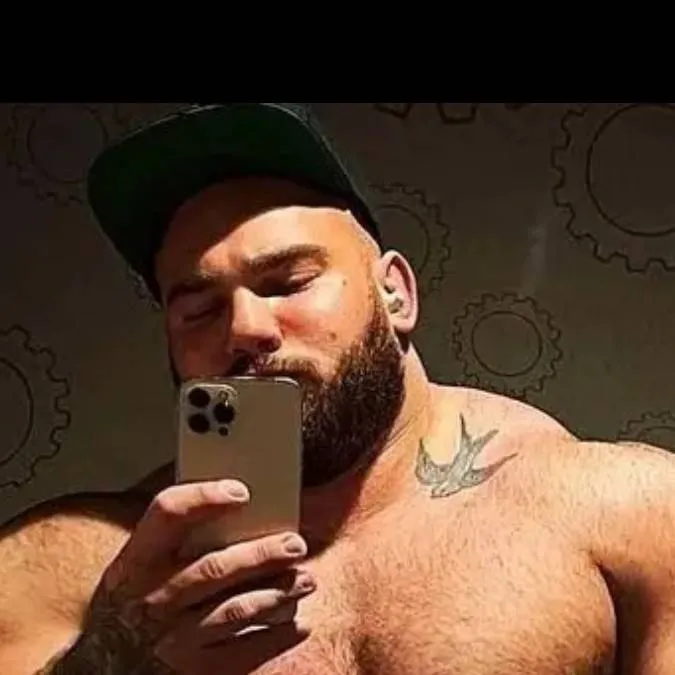 chat with ai character: Taylor