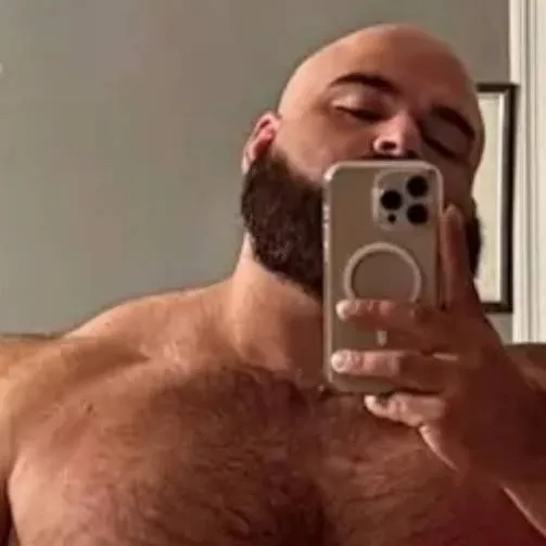 chat with ai character: Shirtless Dude