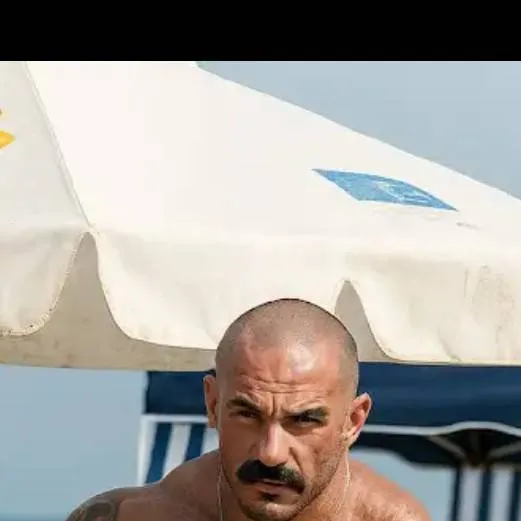 chat with ai character: Louis