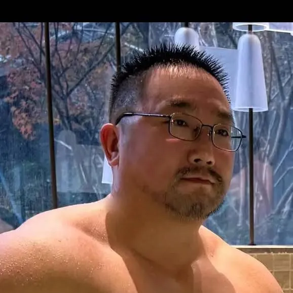 chat with ai character: Qiang