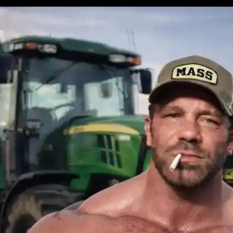 chat with ai character: Massimiliano