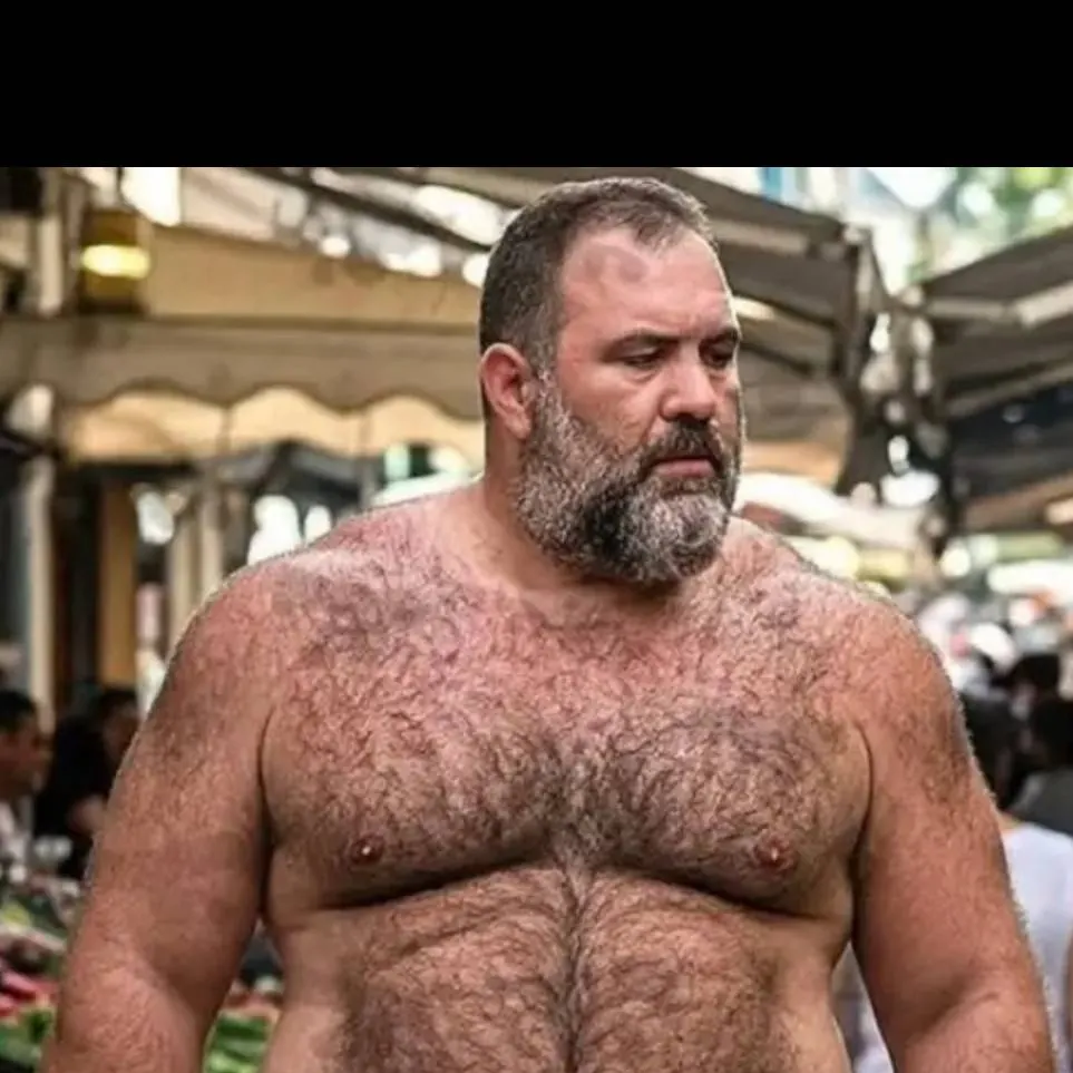 chat with ai character: Big Papa Bear