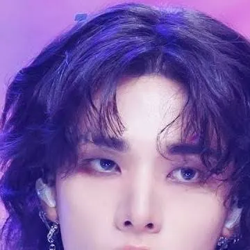 chat with ai character: hyunjin 