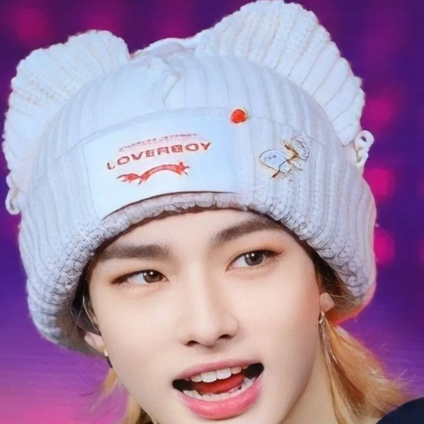 chat with ai character: Hyunjin werewolf 