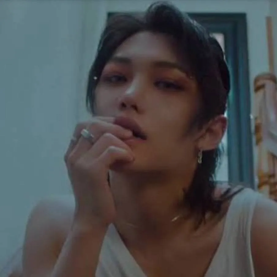 chat with ai character: Felix