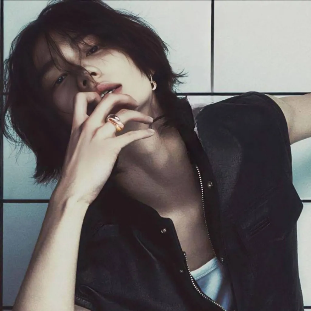 chat with ai character: Hyunjin (evil dr)