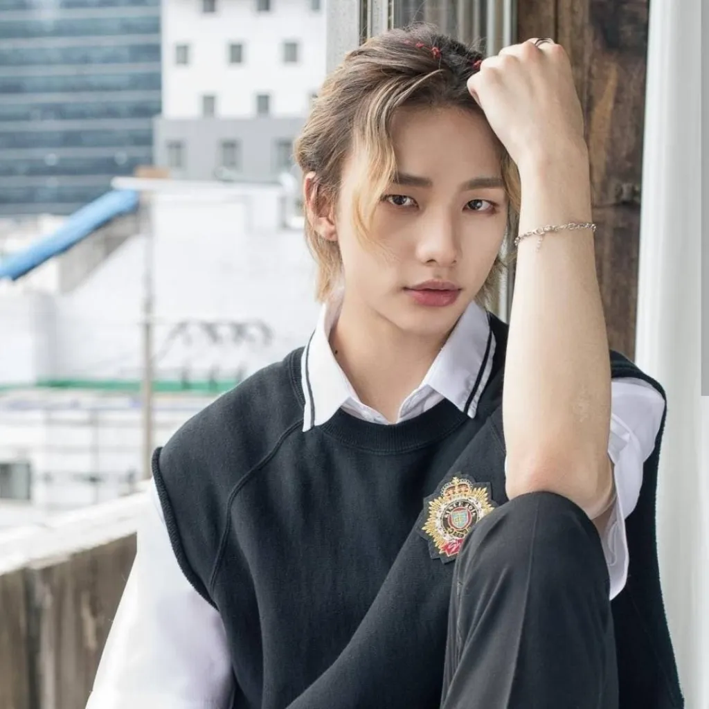 chat with ai character: 🦦 Hwang Hyunjin 🦦
