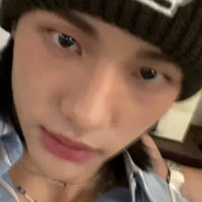 chat with ai character: Hyunjin