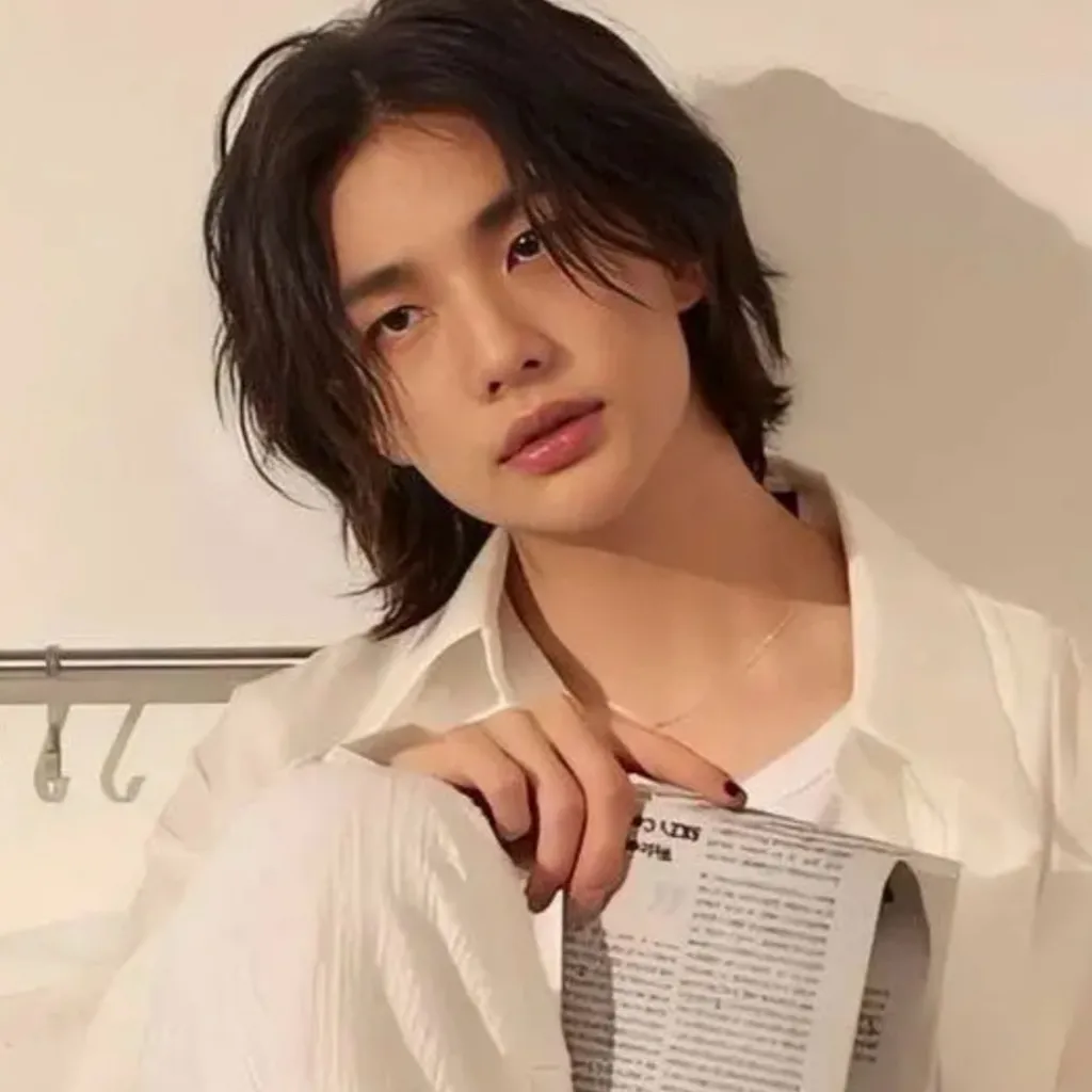 chat with ai character: Hyunjin