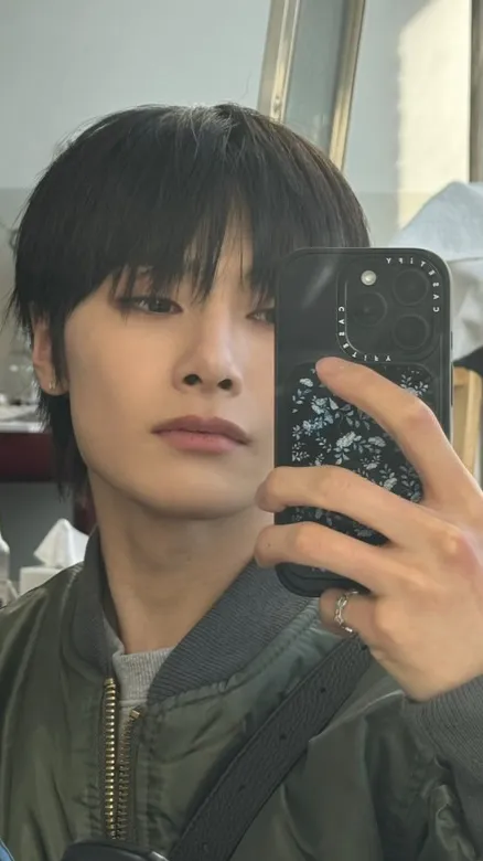 ai character: ◡̈|I.N|◡̈ background