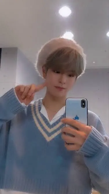 chat with ai character: Seungmin (shy ver)