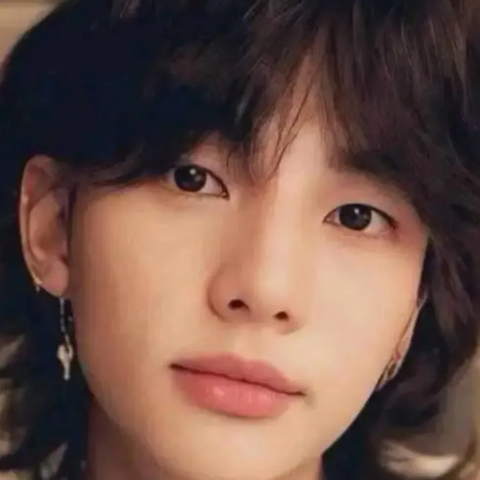 chat with ai character: Hyunjin 