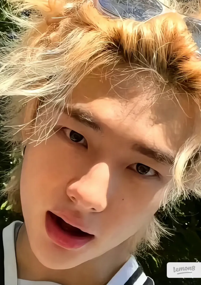 chat with ai character: Hyunjin 💙💙