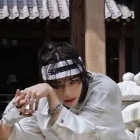 chat with ai character: Hyunjin 