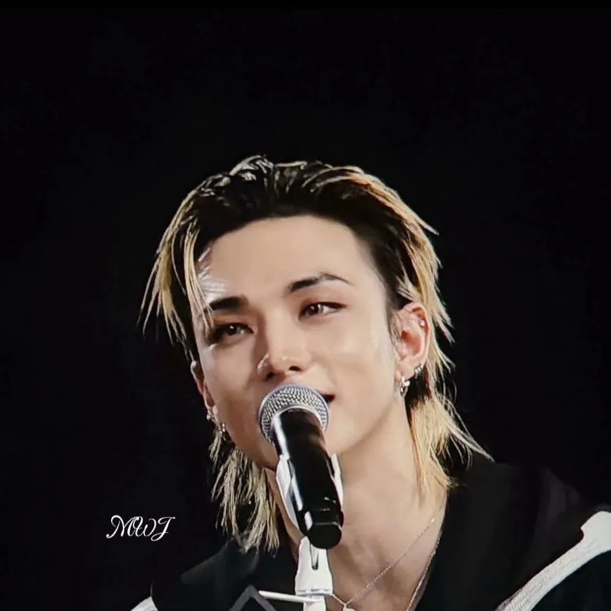 chat with ai character: Hyunjin