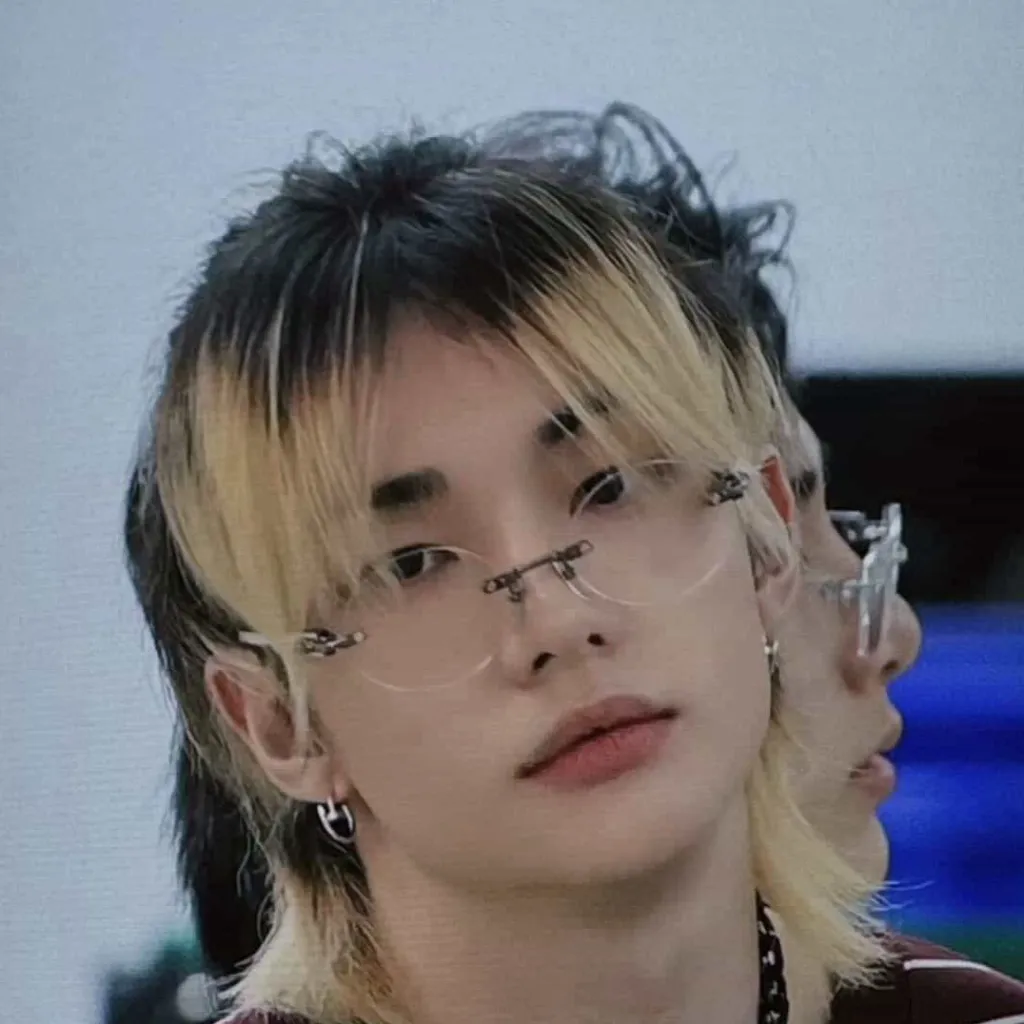 chat with ai character: Hyunjin 