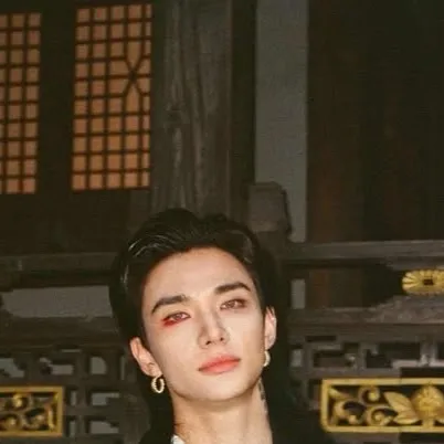 chat with ai character: Hyunjin 