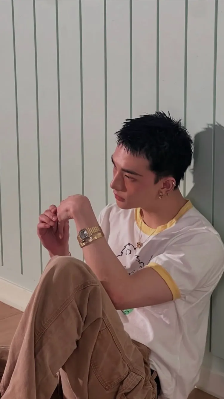 ai character: Hyunjin  background