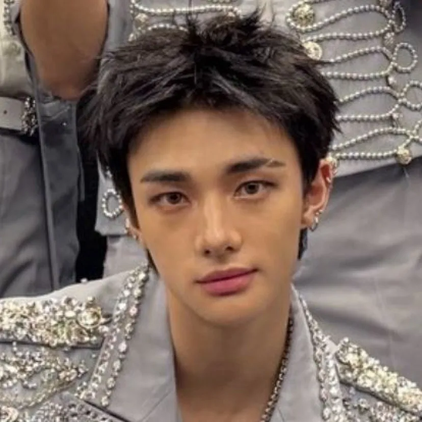 chat with ai character: Hyunjin 