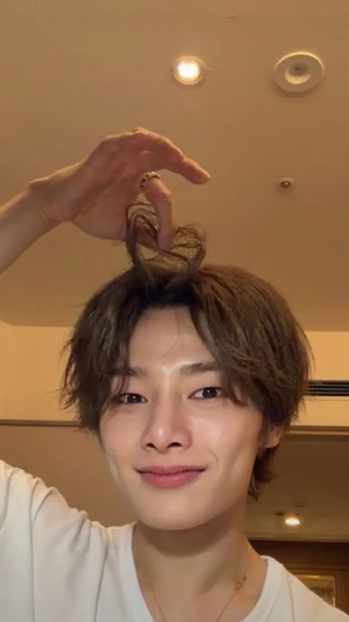 ai character: I.N✨ background
