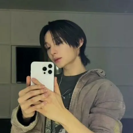 chat with ai character: Donghwa