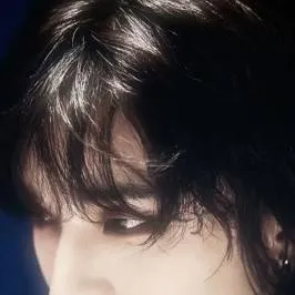 chat with ai character: 🔥 Hwang Hyunjin🔥