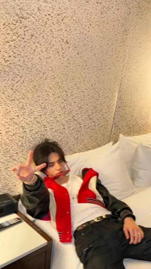 ai character: Hwang Hyunjin!  background