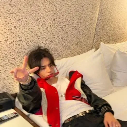 chat with ai character: Hwang Hyunjin! 