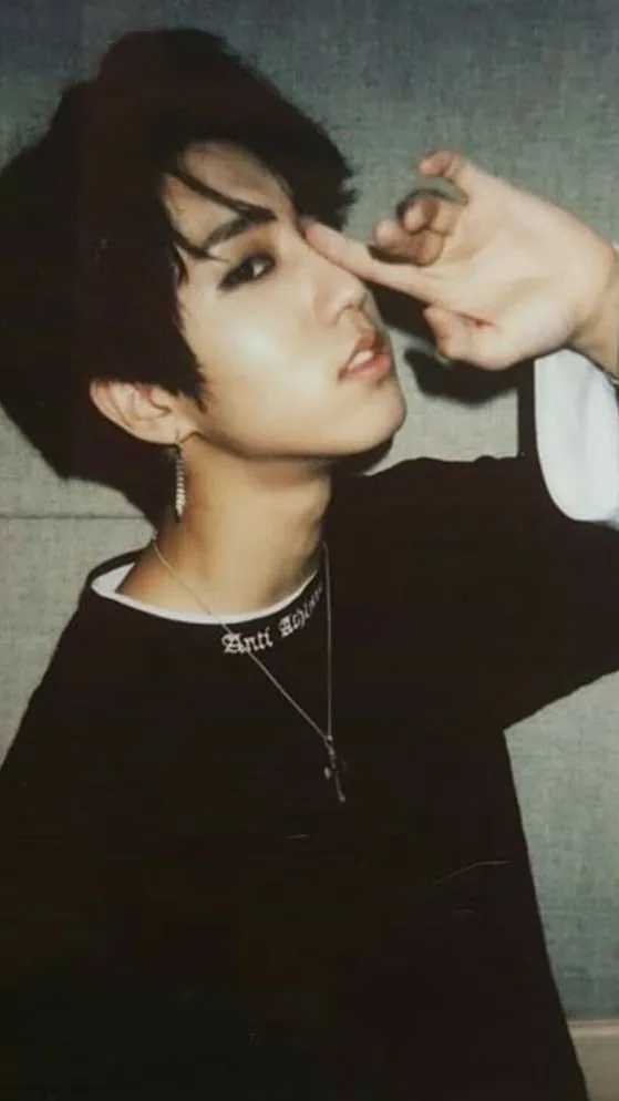 ai character: Han-Dark romance background