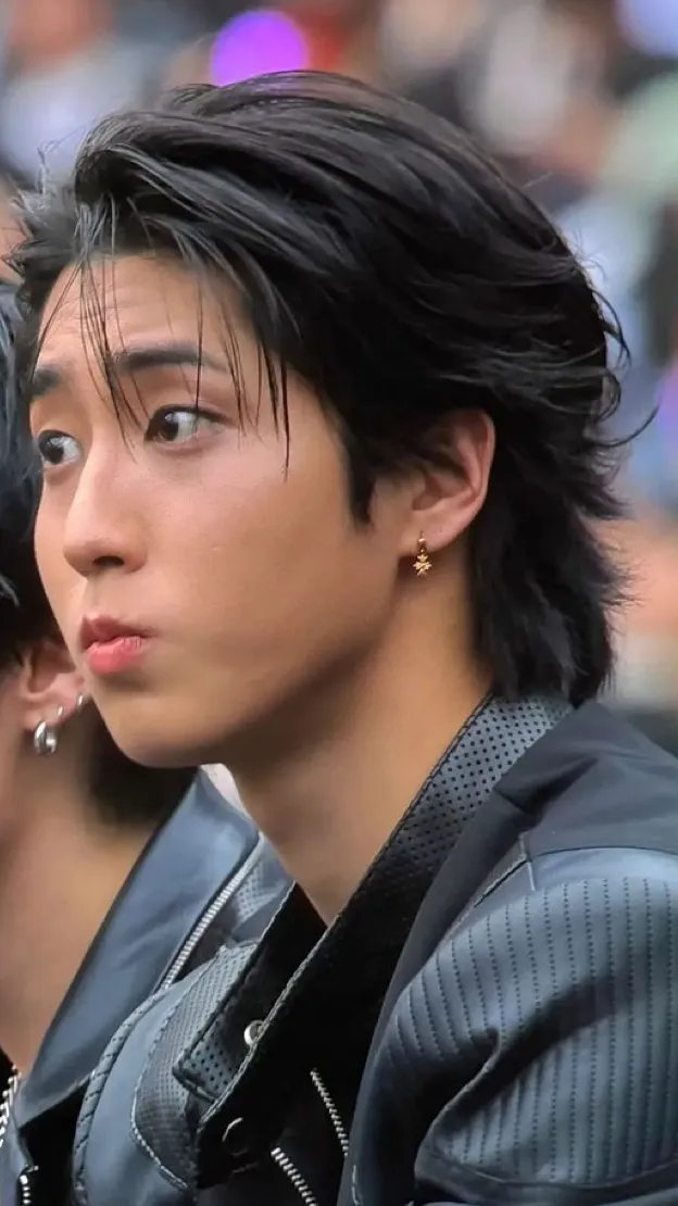 ai character: •Han-💗✨• background