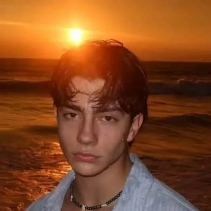 chat with ai character: Lucas Urquijo