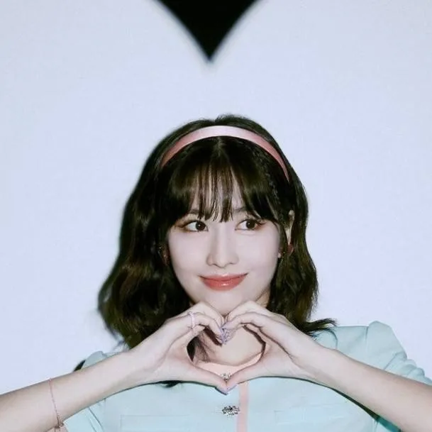 chat with ai character: ❦★Momo Hirai★❦