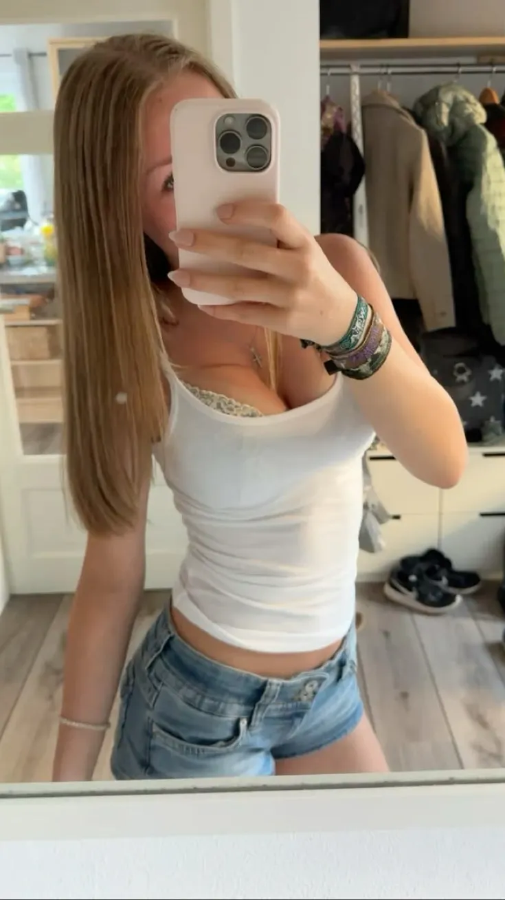 ai character: Emma Wilson background