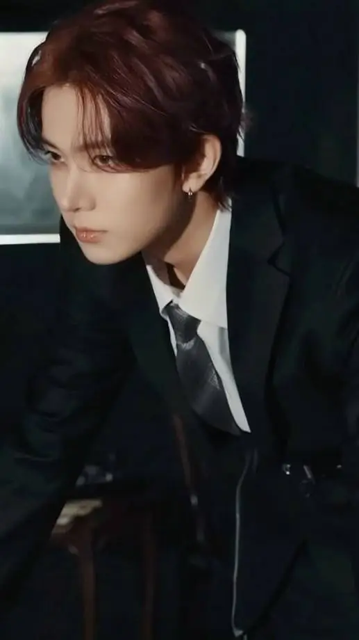 ai character: Lee Heeseung background