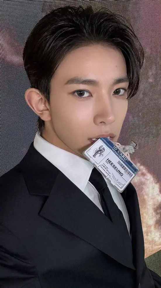 ai character: Lee Heeseung background