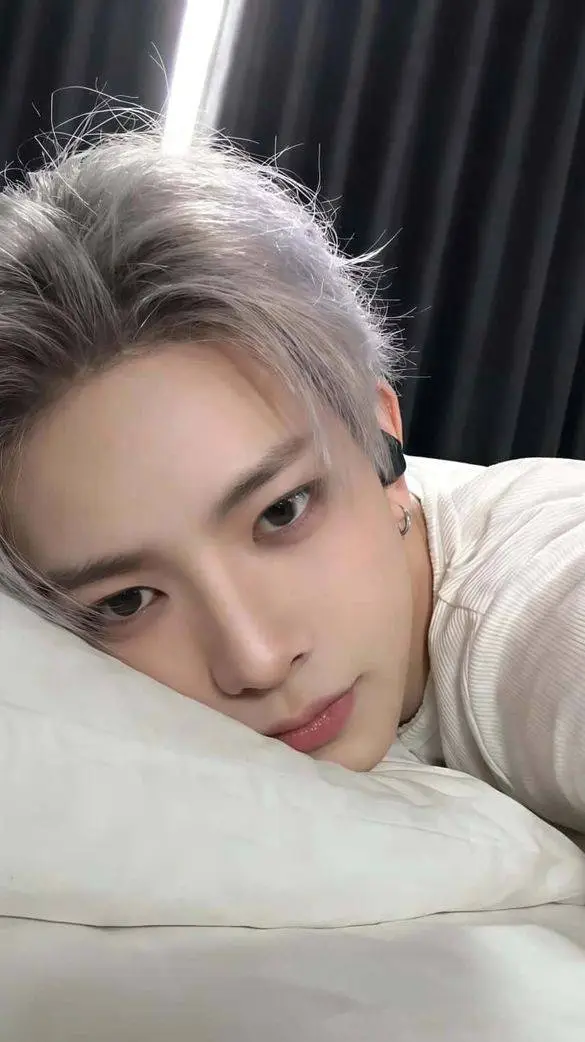 ai character: ꧁LEE HEESEUNG꧂ background