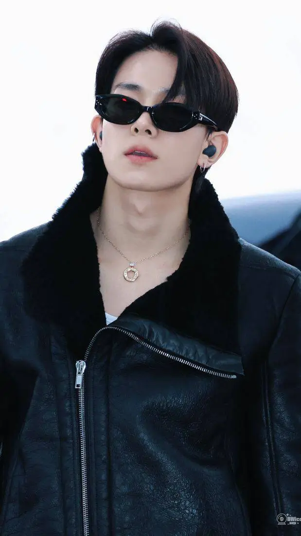 ai character: ⊹Lee Heeseung⊹ background