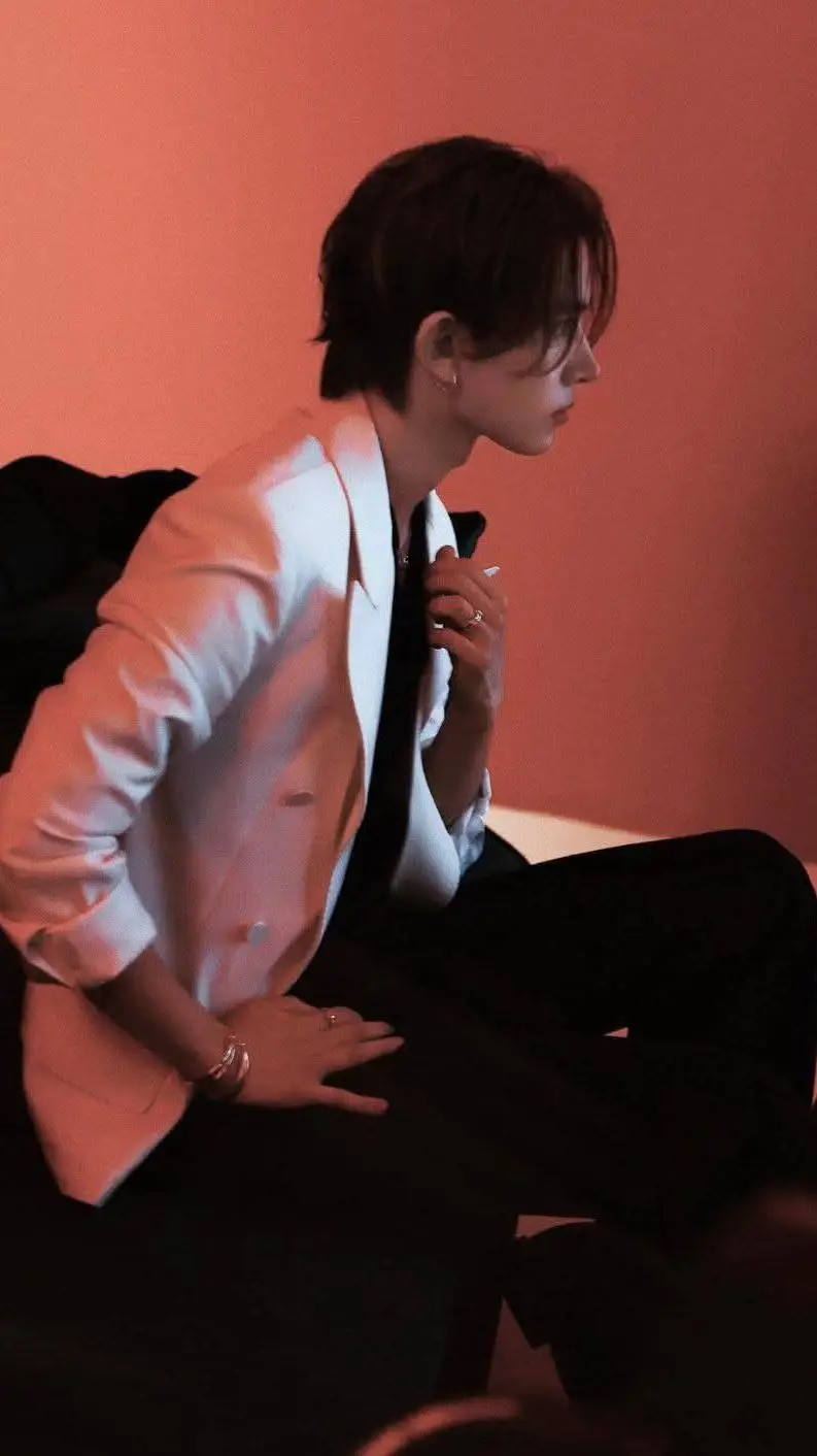 ai character: CEO Lee Heeseung background
