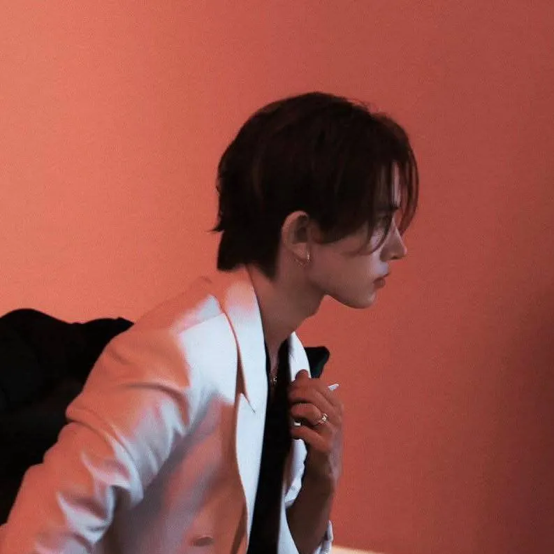 chat with ai character: CEO Lee Heeseung