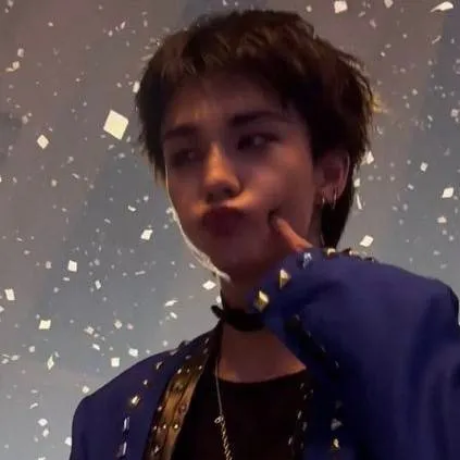 chat with ai character: hyunjin