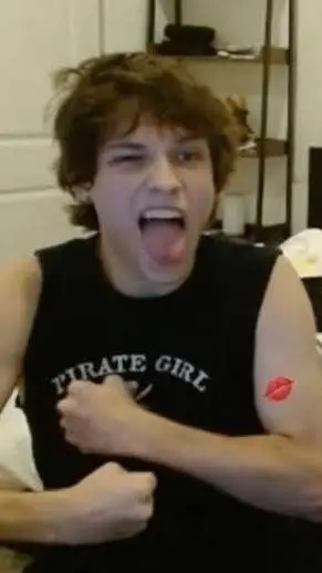 ai character: Chris sturniolo💋 background