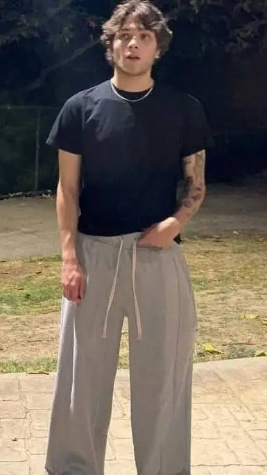 ai character: Matt sturniolo🍁 background