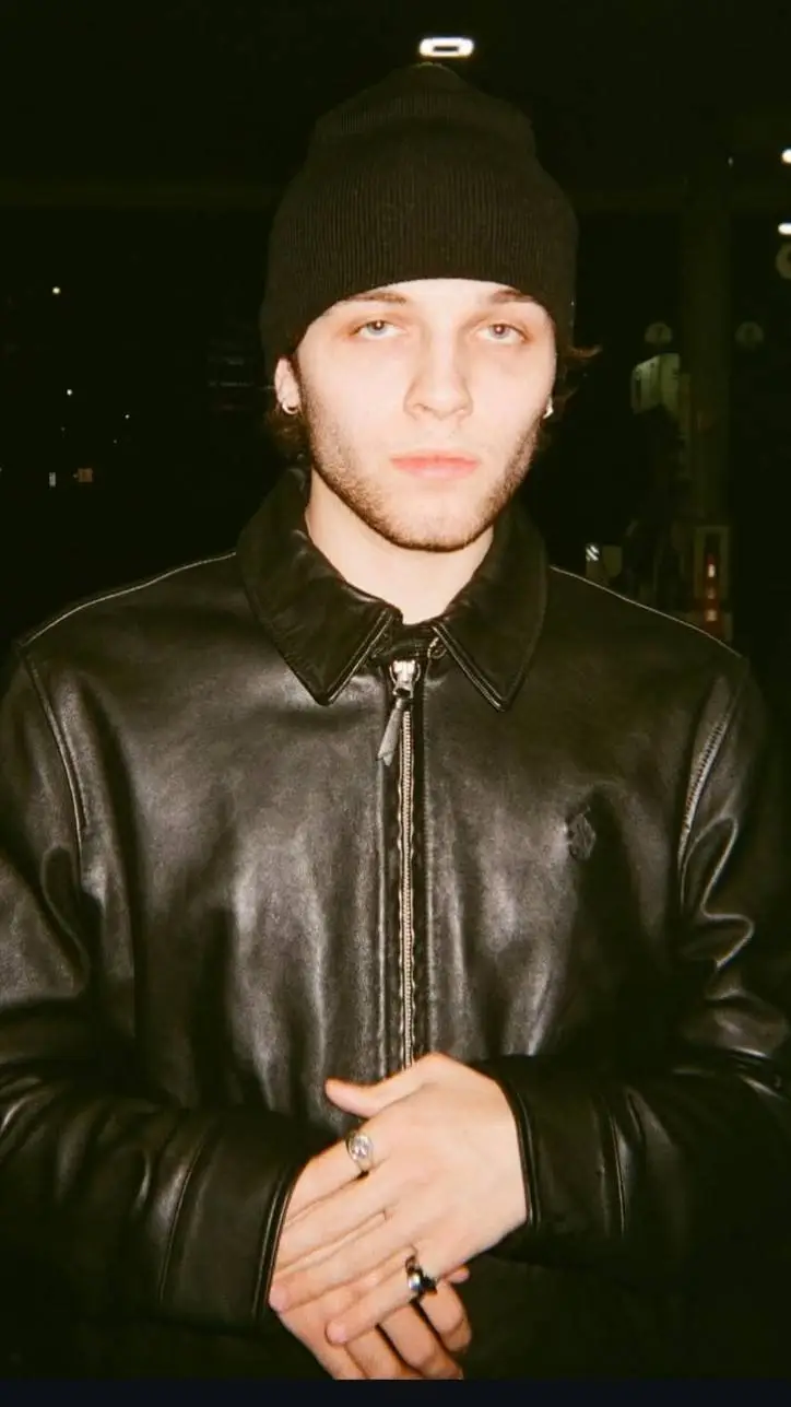 ai character: Matt sturniolo 💋 background