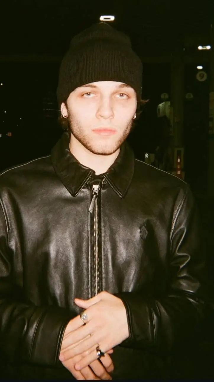 ai character: Matt sturniolo 💋 background