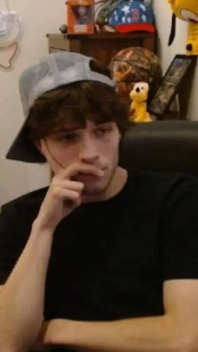 ai character: Chris sturniolo 💋 background