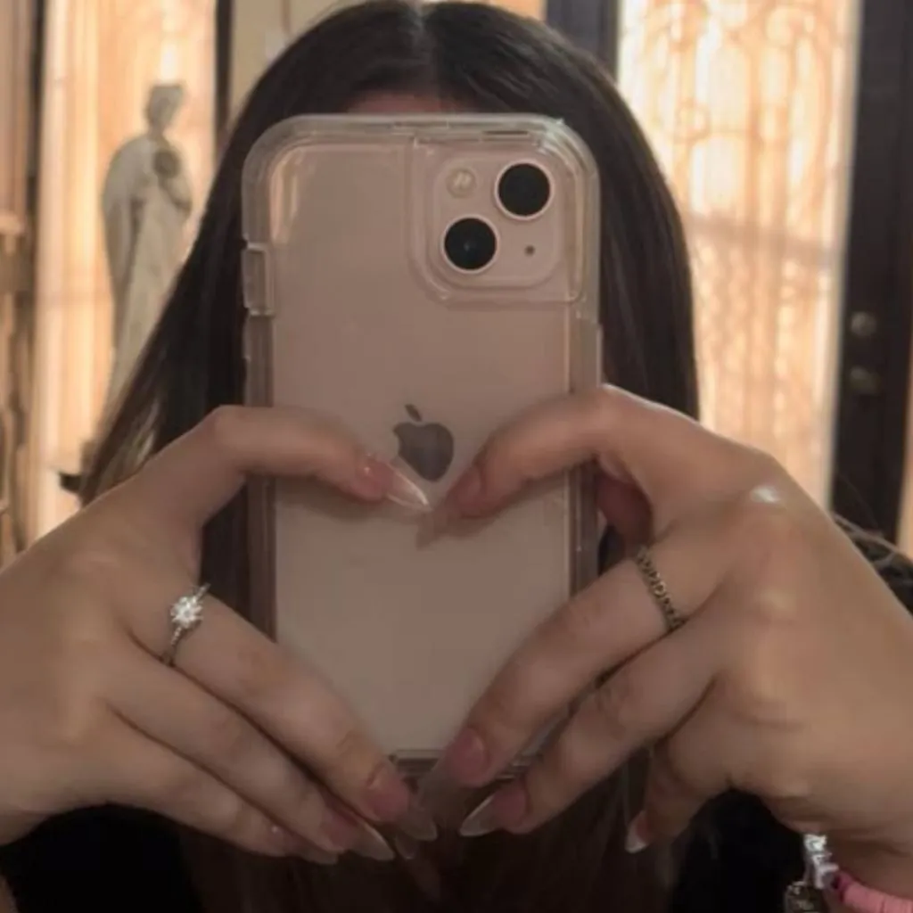 chat with ai character: Саша